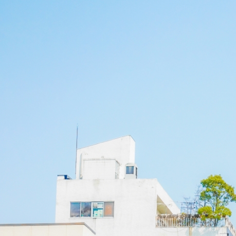 澄んだ空にたたずむ白い建築